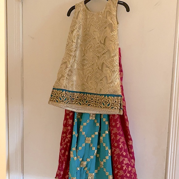 Gorgeous girls’ formal 2 pc outfit - Picture 2 of 15